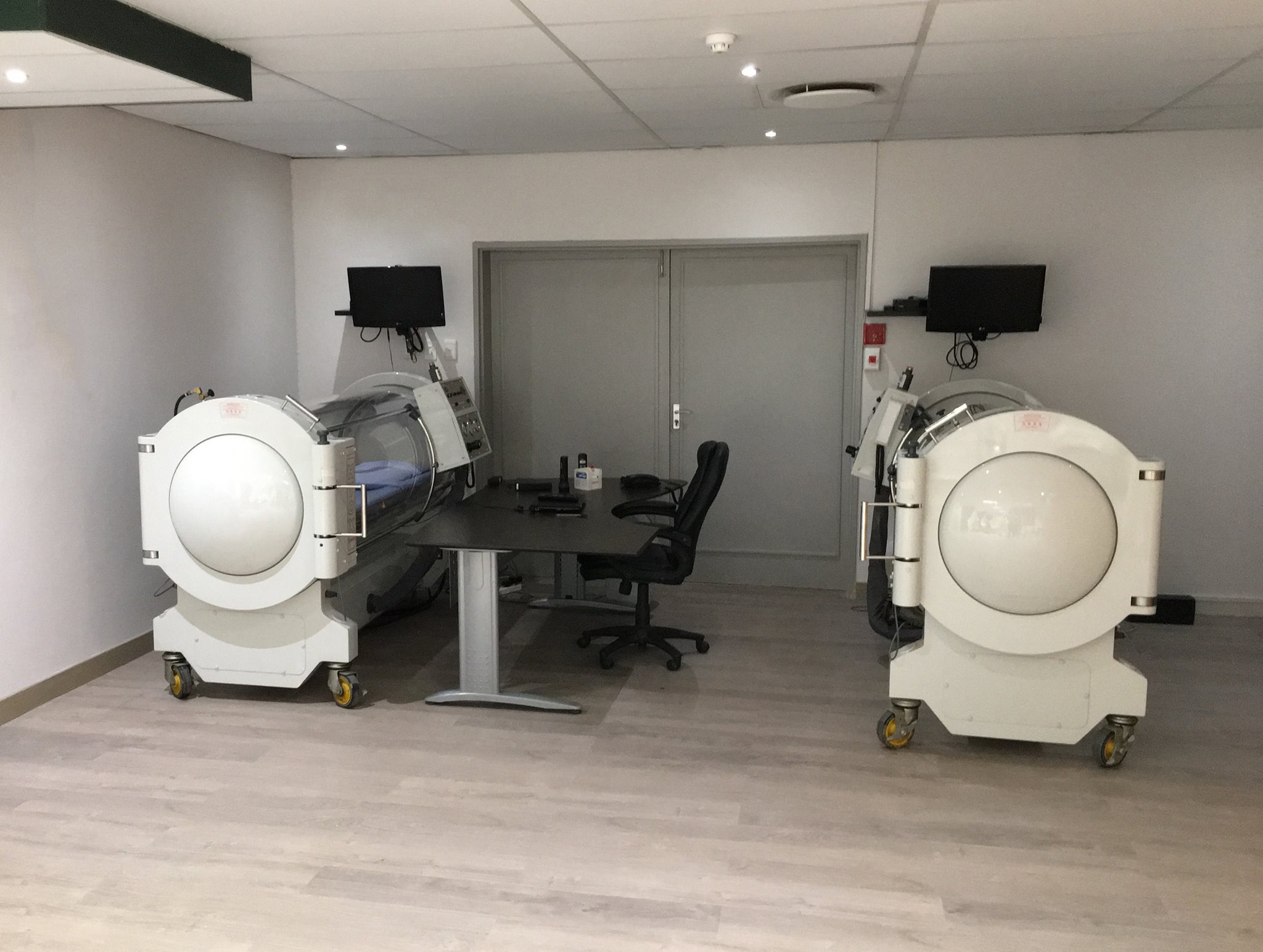 Hyperbaric oxygen therapy chamber